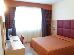 Daunenbettdecken, Minibar, Zimmersafe, Schreibtisch