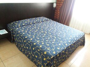 Cubrecamas, minibar, caja de seguridad en la habitación y escritorio 