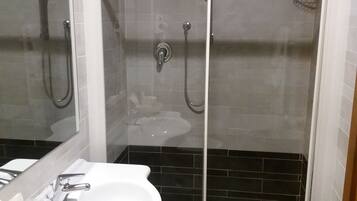 Kostenlose Toilettenartikel, Haartrockner, Bidet, Handtücher
