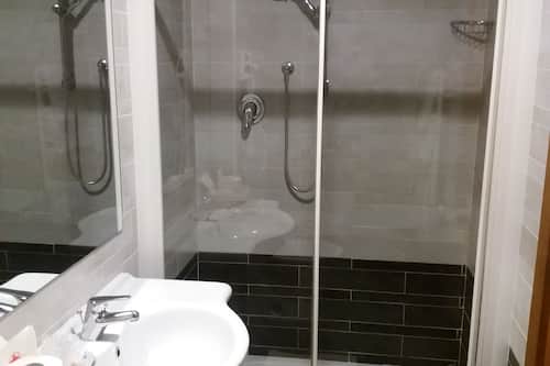 Set di cortesia gratuito, asciugacapelli, bidet, asciugamani