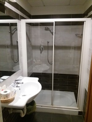 Free toiletries, hair dryer, bidet, towels - Hotel Panorama (Cambiano)
