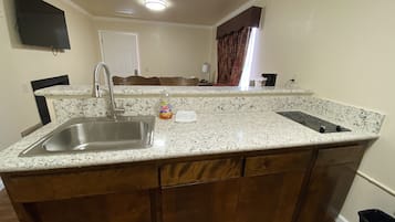 Quarto luxo | Cozinha privada | Geladeira, micro-ondas, cafeteira/chaleira