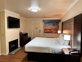 Tabla de planchar con plancha, wifi gratis y ropa de cama 