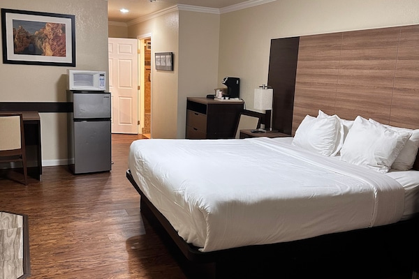 Tabla de planchar con plancha, wifi gratis y ropa de cama