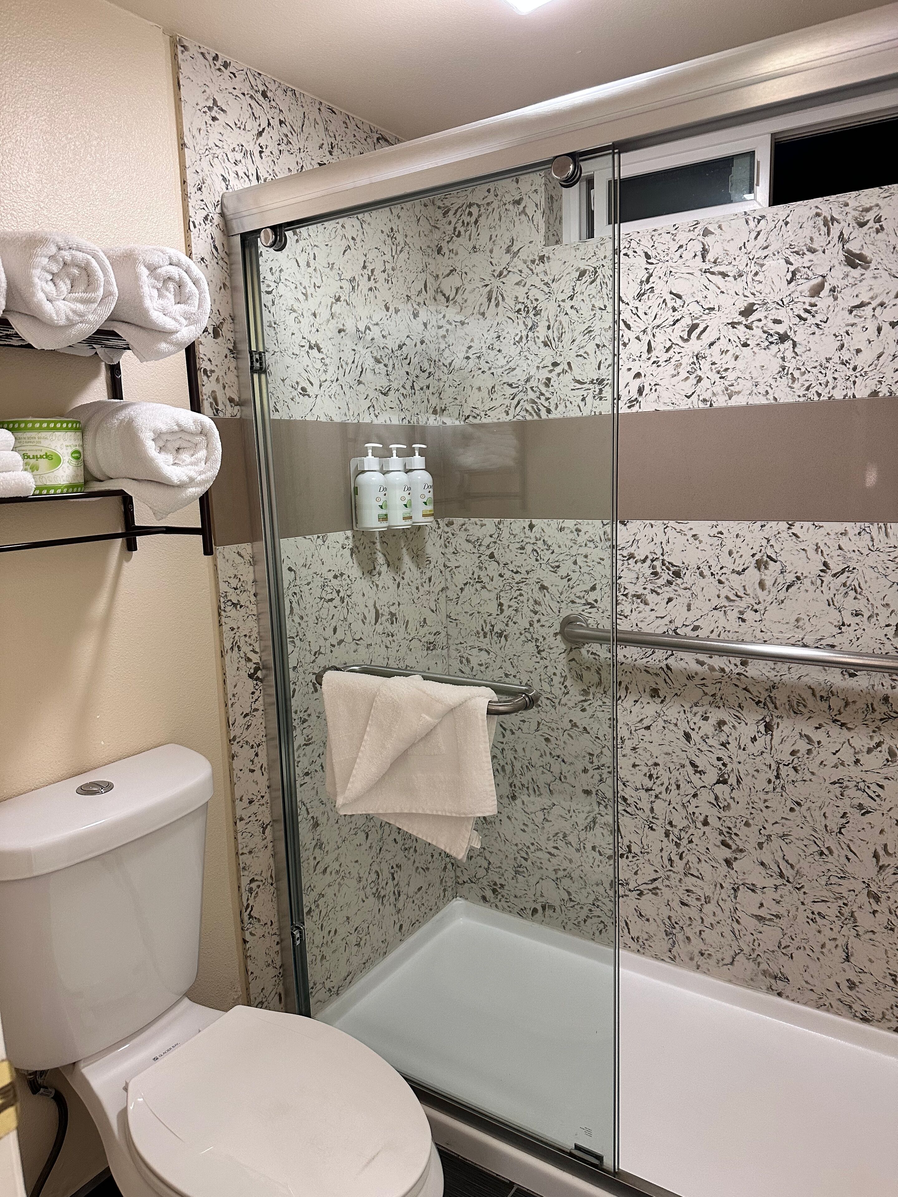 Regadera, secadora de cabello, toallas 