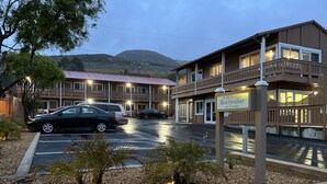 A multi-story building with an entrance sign for 'Beachwalker Inn & Suites'. - Beachwalker Inn and Suites (Cayucos)