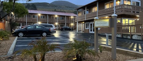 Vista frontal de la propiedad por la tarde o noche