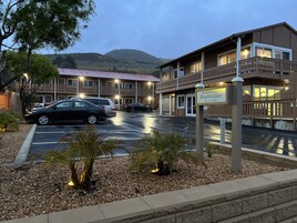 Fachada de la propiedad por la tarde o noche