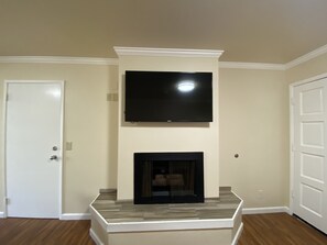 Deluxe Room | Living area | Flat-screen TV, fireplace - Beachwalker Inn and Suites (Cayucos)