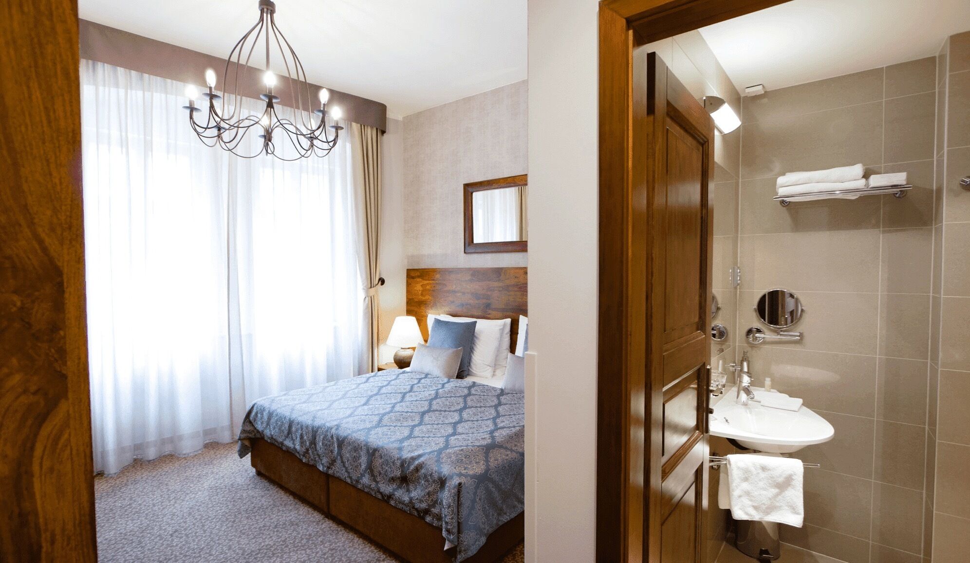 deluxe double room | 1 bedroom, hypo-allergenic bedding, minibar, in-room safe