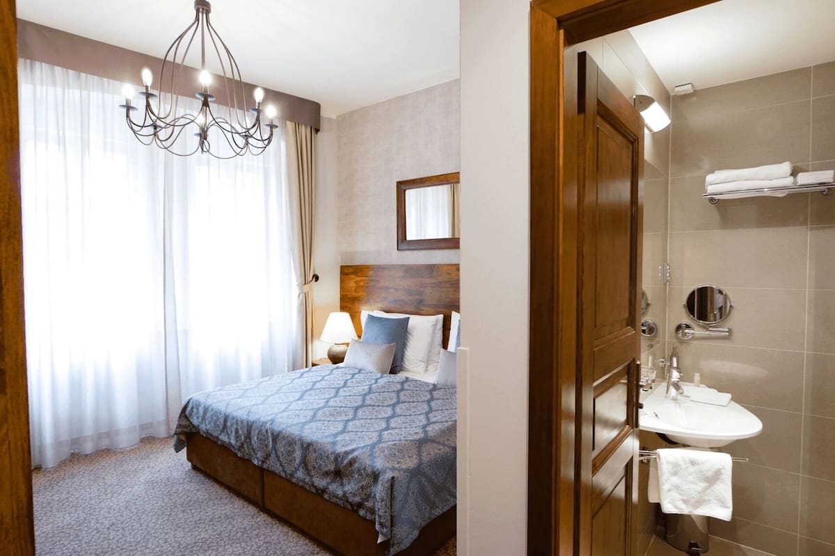deluxe double room | 1 bedroom, hypo-allergenic bedding, minibar, in-room safe