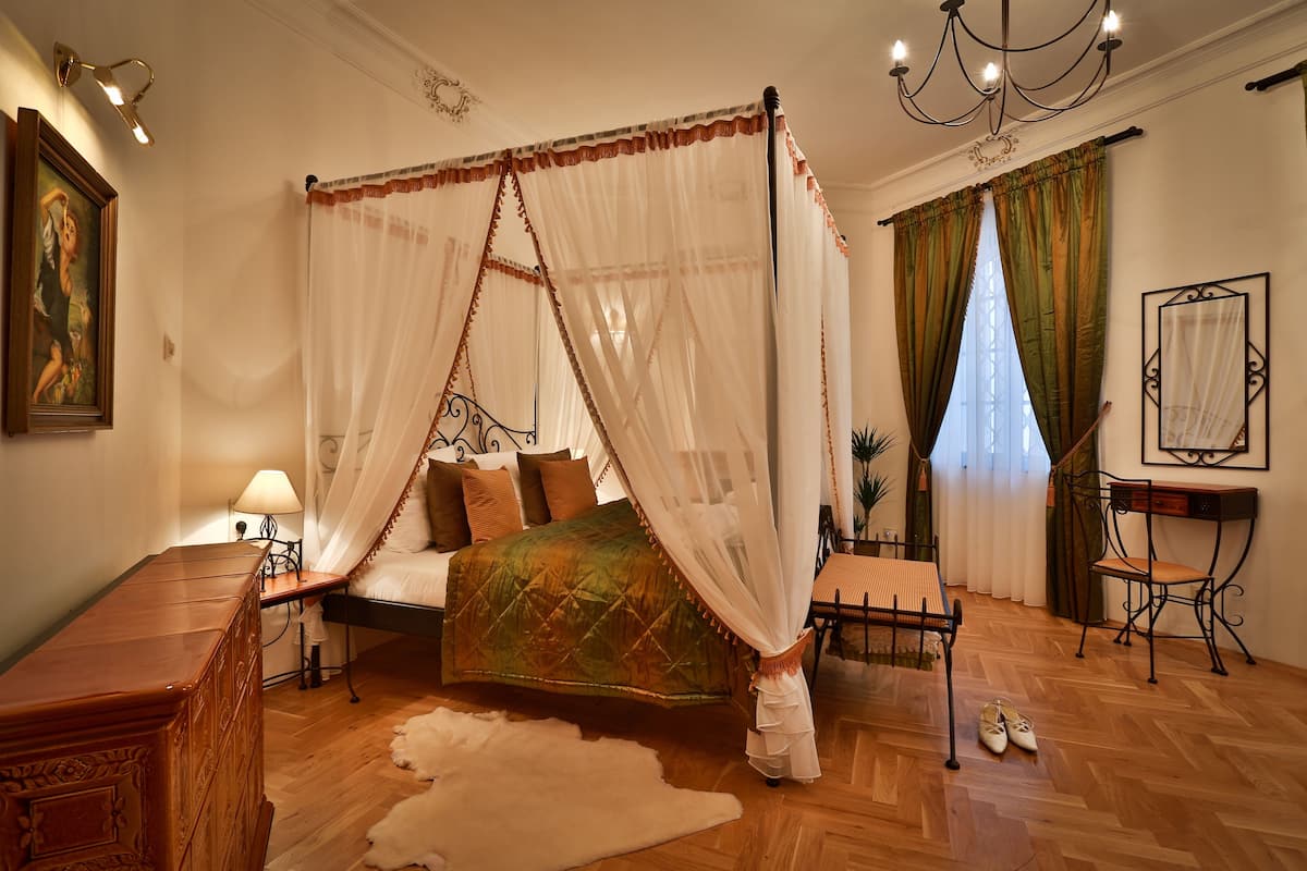 Honeymoon Suite | Minibar, in-room safe, desk, blackout curtains