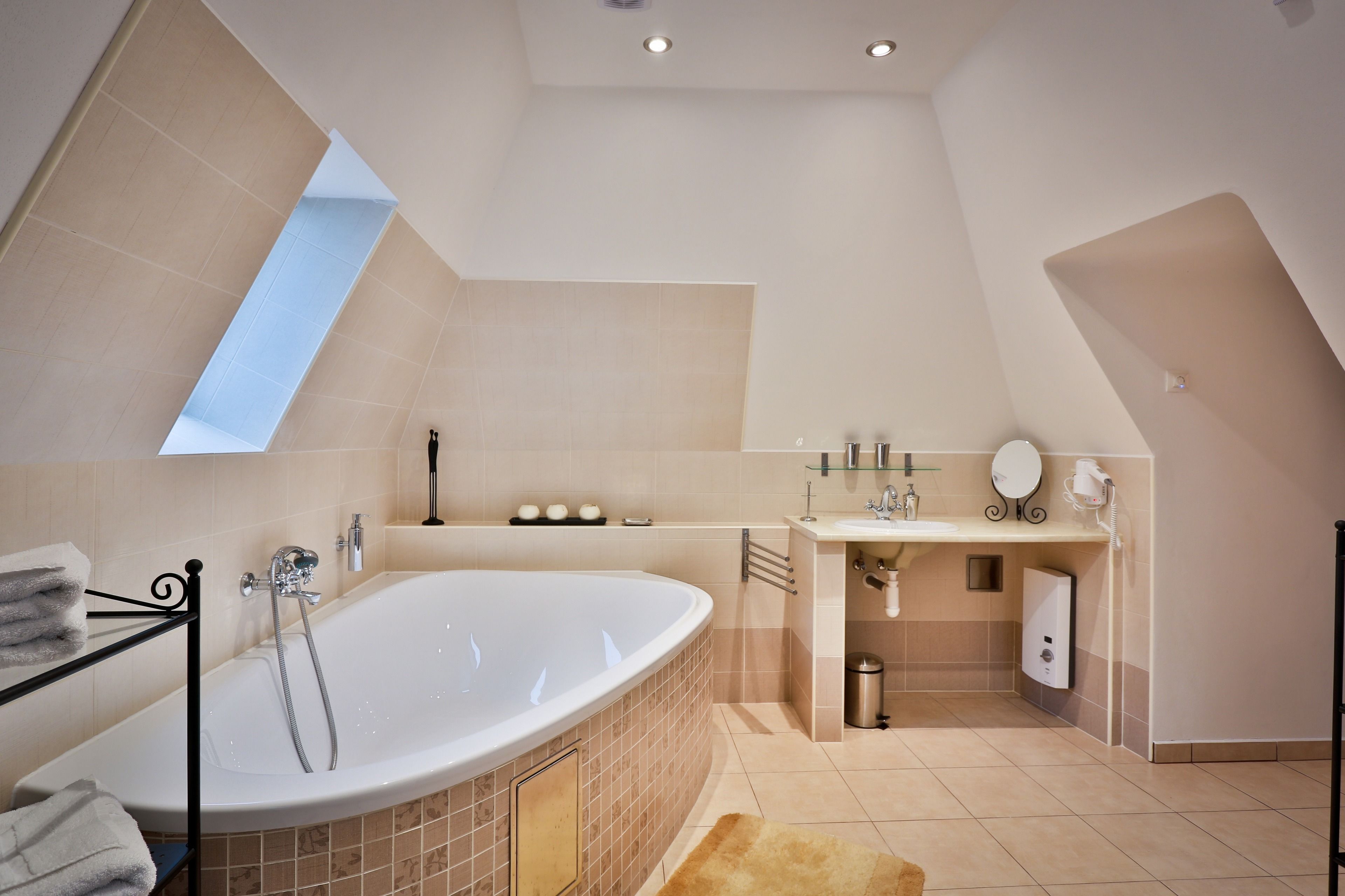 honeymoon suite | minibar, in-room safe, desk, blackout curtains