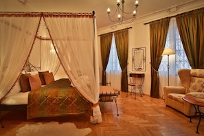 Honeymoon Suite | Minibar, in-room safe, desk, blackout drapes - Hotel U Svatého Jana (Prague)