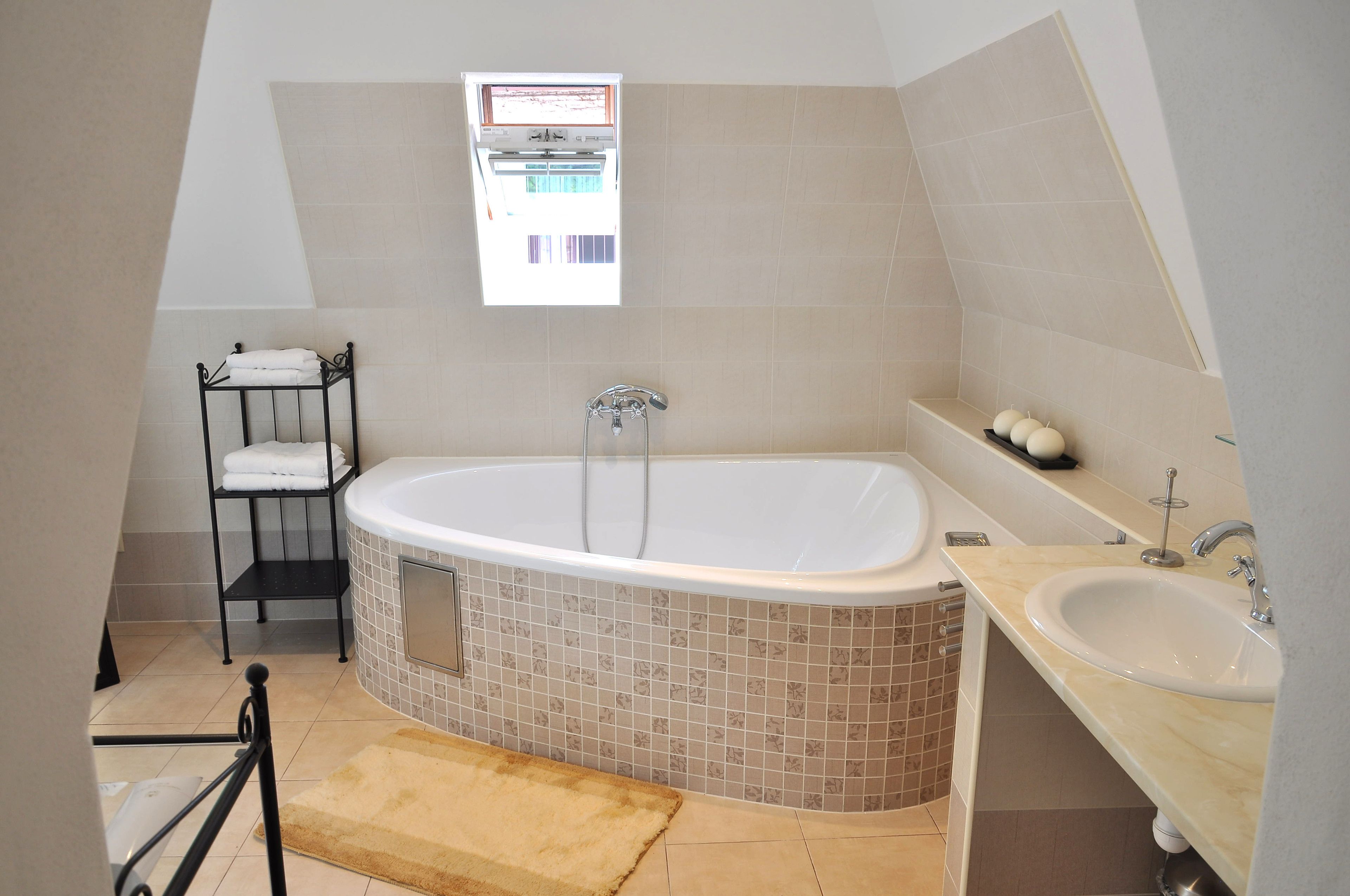honeymoon suite | deep-soaking bathtub
