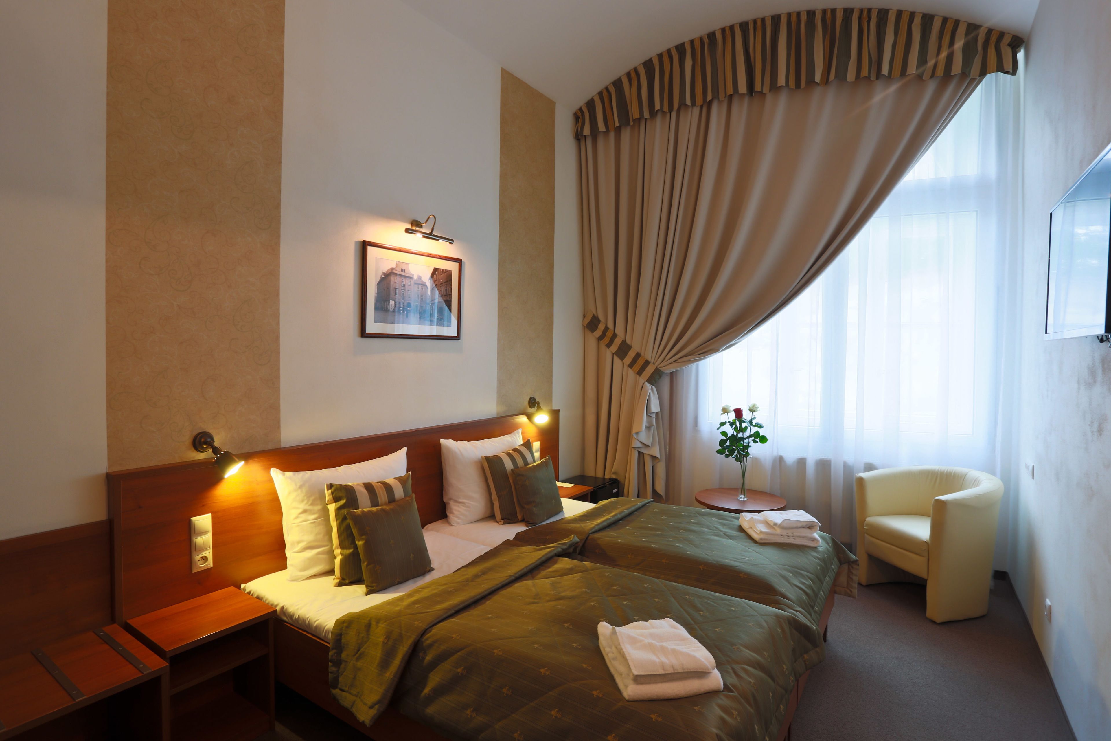 economy double room | minibar, in-room safe, desk, blackout curtains