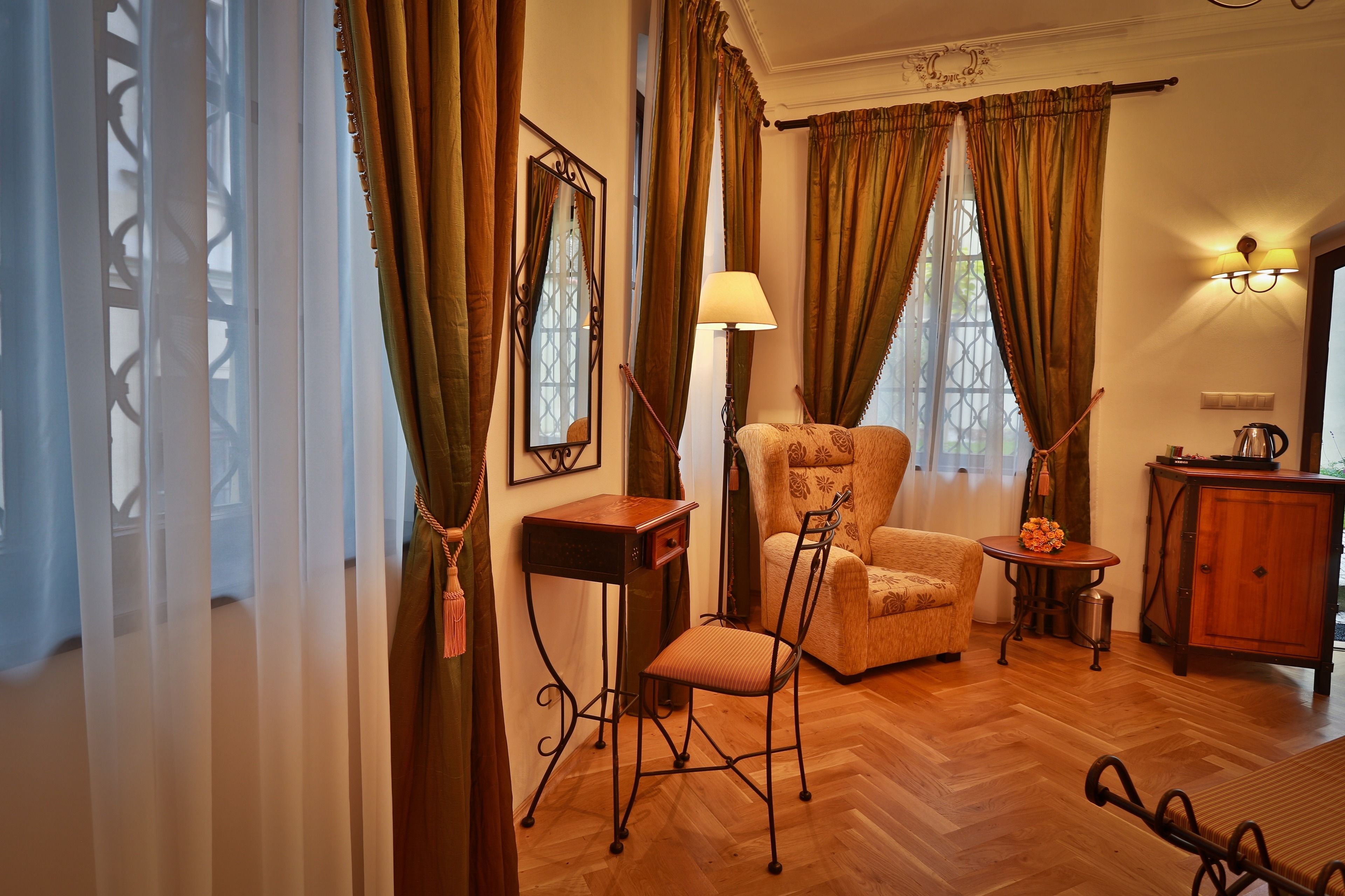 honeymoon suite | minibar, in-room safe, desk, blackout curtains