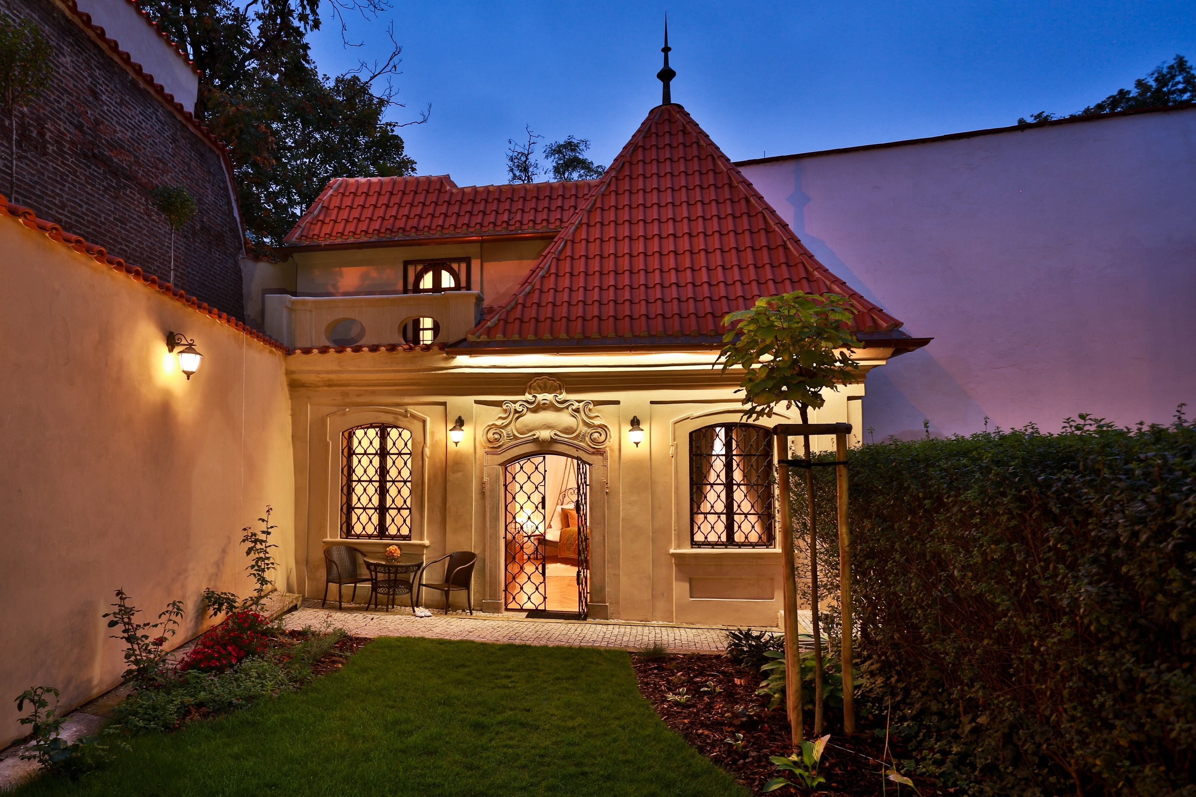 honeymoon suite | minibar, in-room safe, desk, blackout curtains