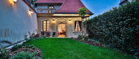 Honeymoon Suite | Minibar, in-room safe, desk, blackout drapes