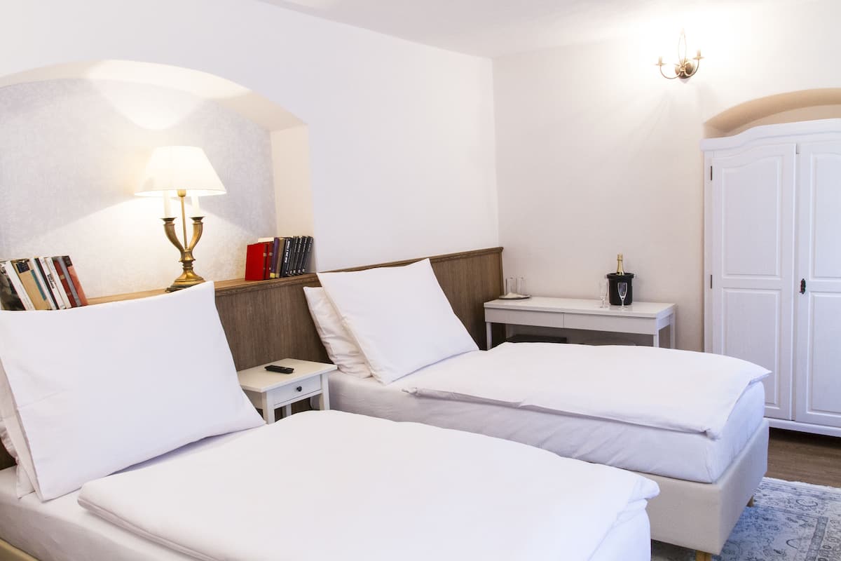 Habitación con 2 camas individuales | Ropa de cama hipoalergénica y minibar