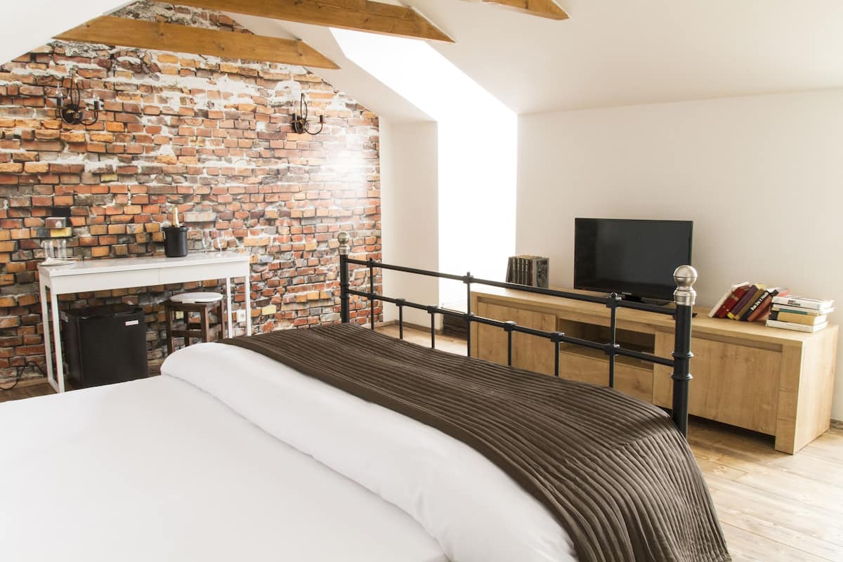 Attic Room | Ropa de cama hipoalergénica y minibar