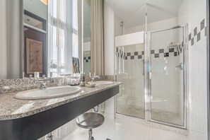Premium Loft, 1 King Bed, Corner | Bathroom
