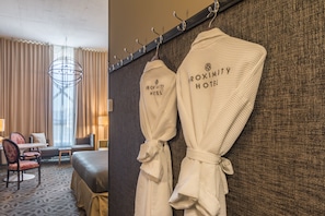 Standard Loft, 1 King Bed | Egyptian cotton sheets, premium bedding, in-room safe, desk