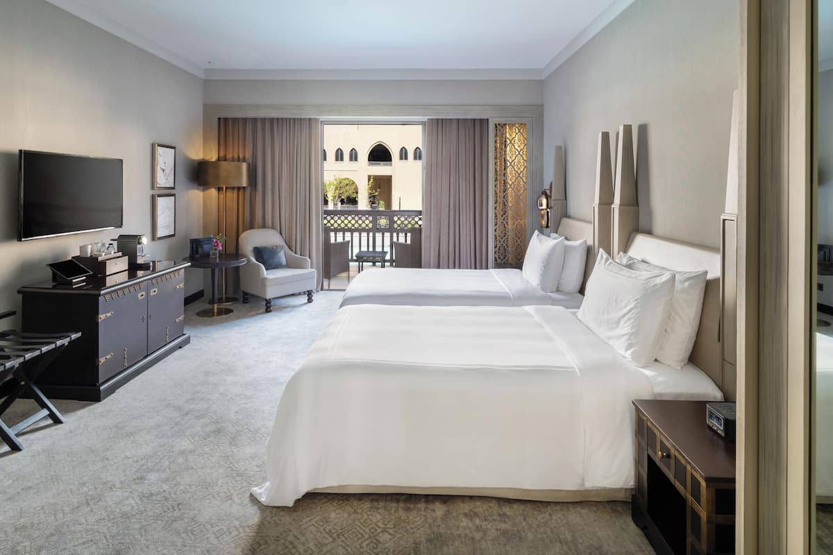 Deluxe Room Lake View - Ultimate Staycation with Attraction Tickets & Kids Go Free | Minibaari, tallelokero huoneessa, pimennysverhot, äänieristys