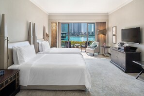 Minibaari, tallelokero huoneessa, pimennysverhot, äänieristys