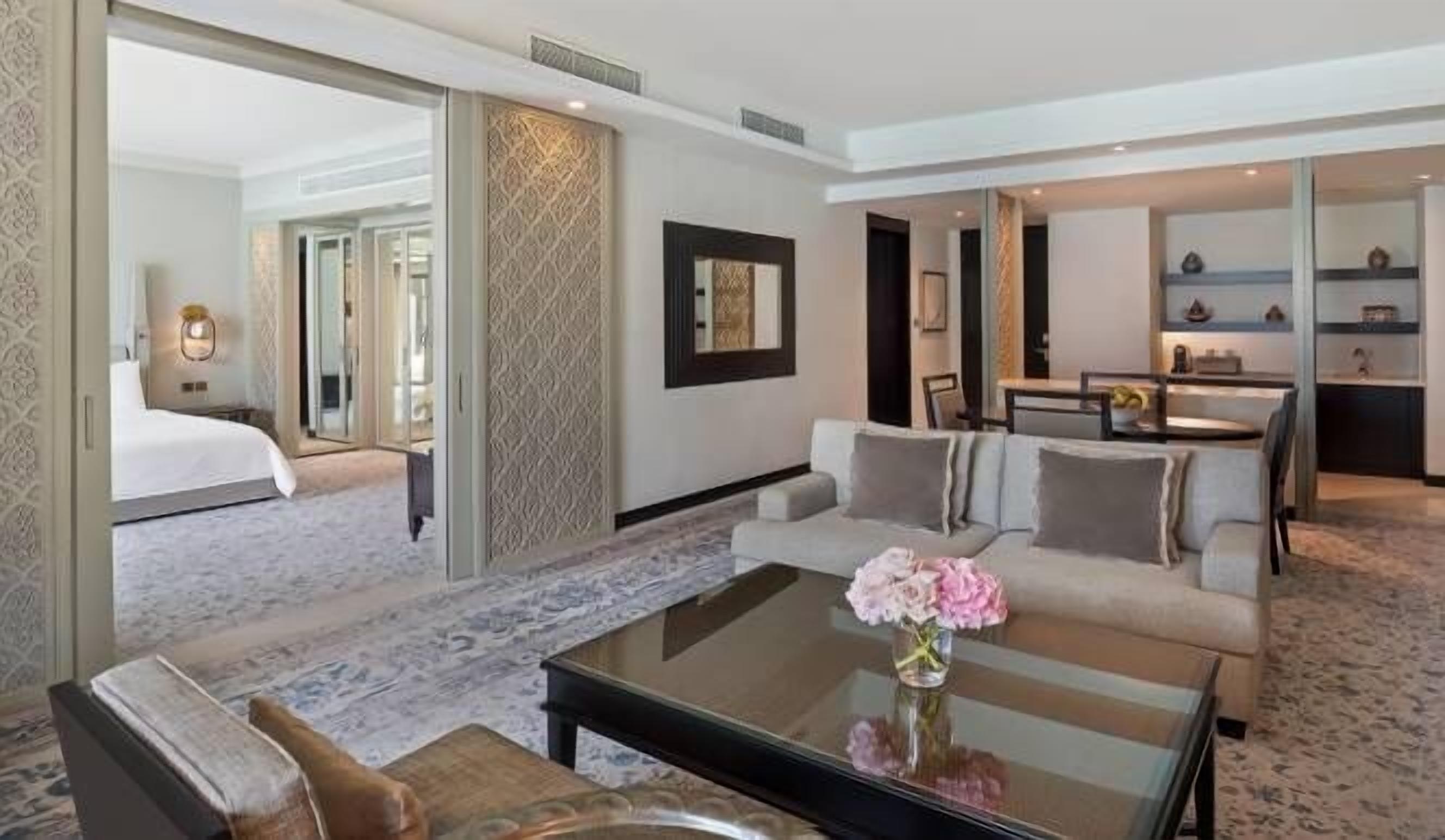 Palace Suite Lake View | Minibar, safe på rommet, blendingsgardiner og lydisolert