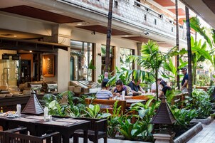 Der serveres morgenmad, frokost, aftensmad og thailandske retter 