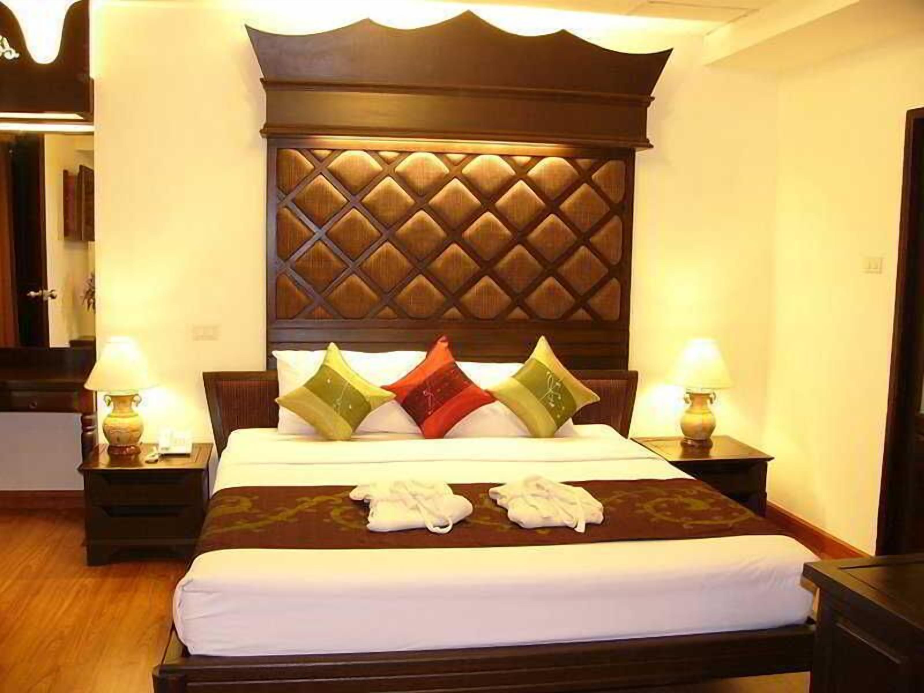Premium bedding, in-room safe, iron/ironing board, free WiFi