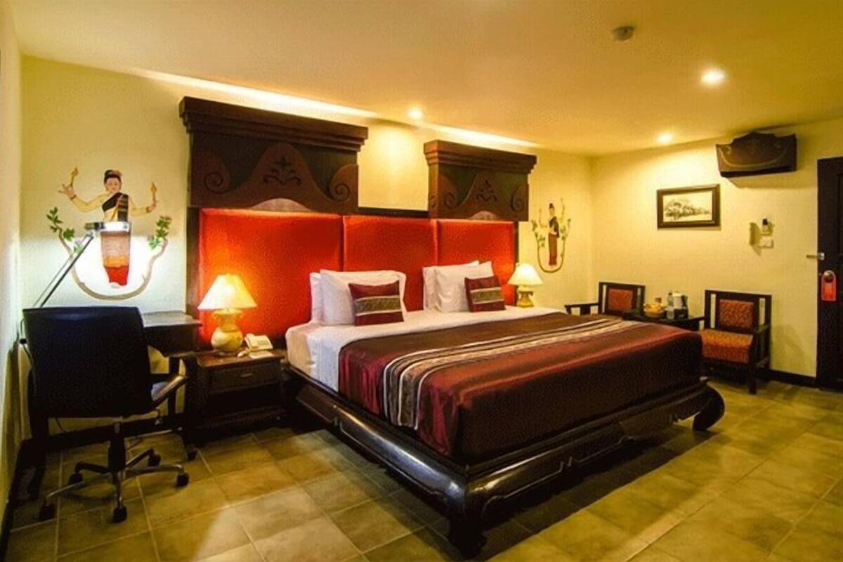 Premium bedding, in-room safe, iron/ironing board (on request)