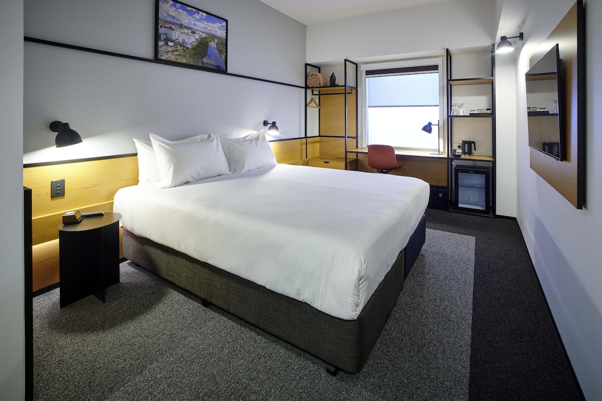 1 bedroom, desk, laptop workspace, blackout curtains