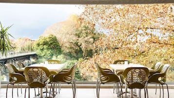 供应早餐、午餐和晚餐,室外就餐