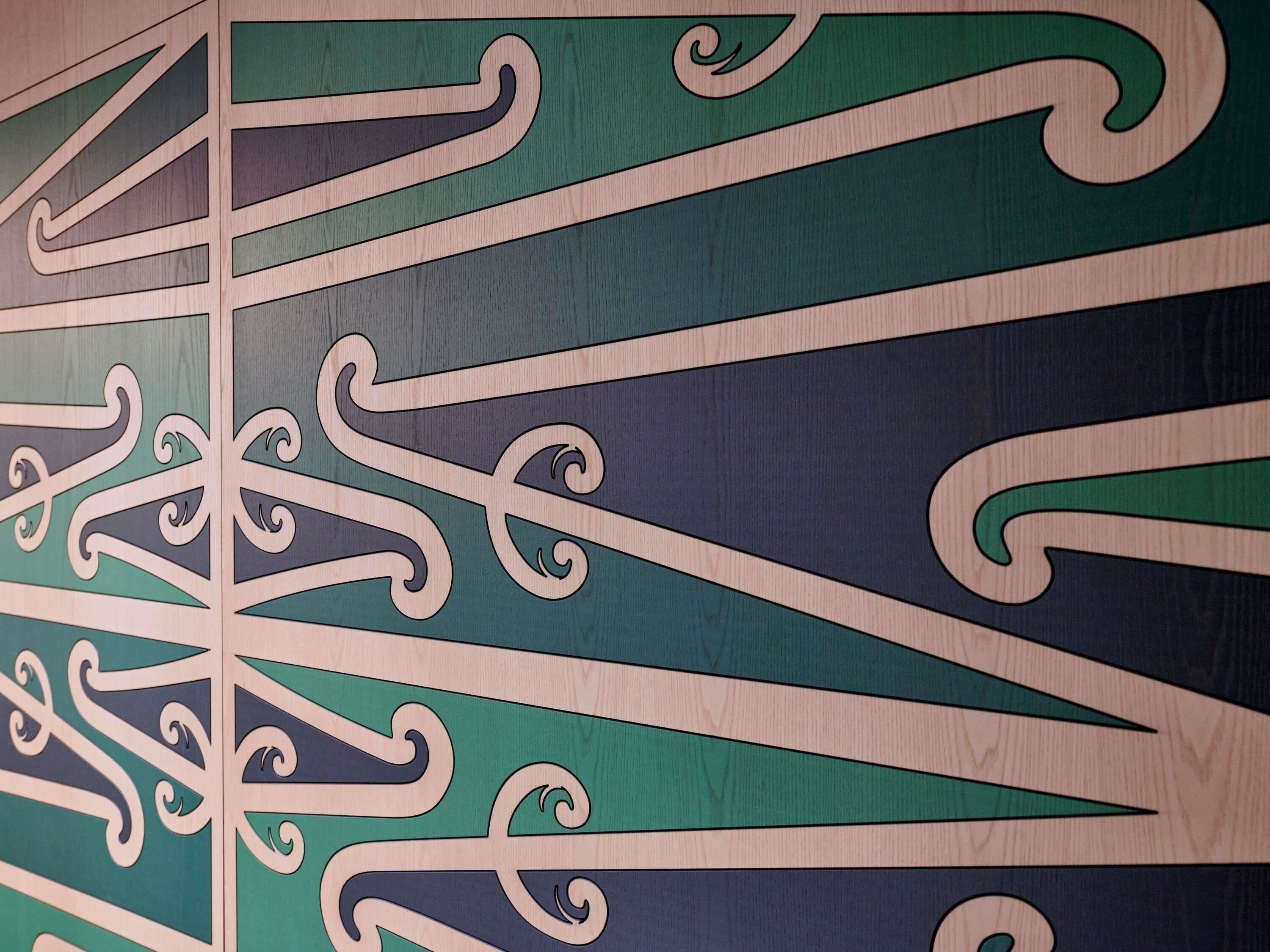 Een gedetailleerd beeld van een houten wand met ingewikkelde, gestileerde patronen.