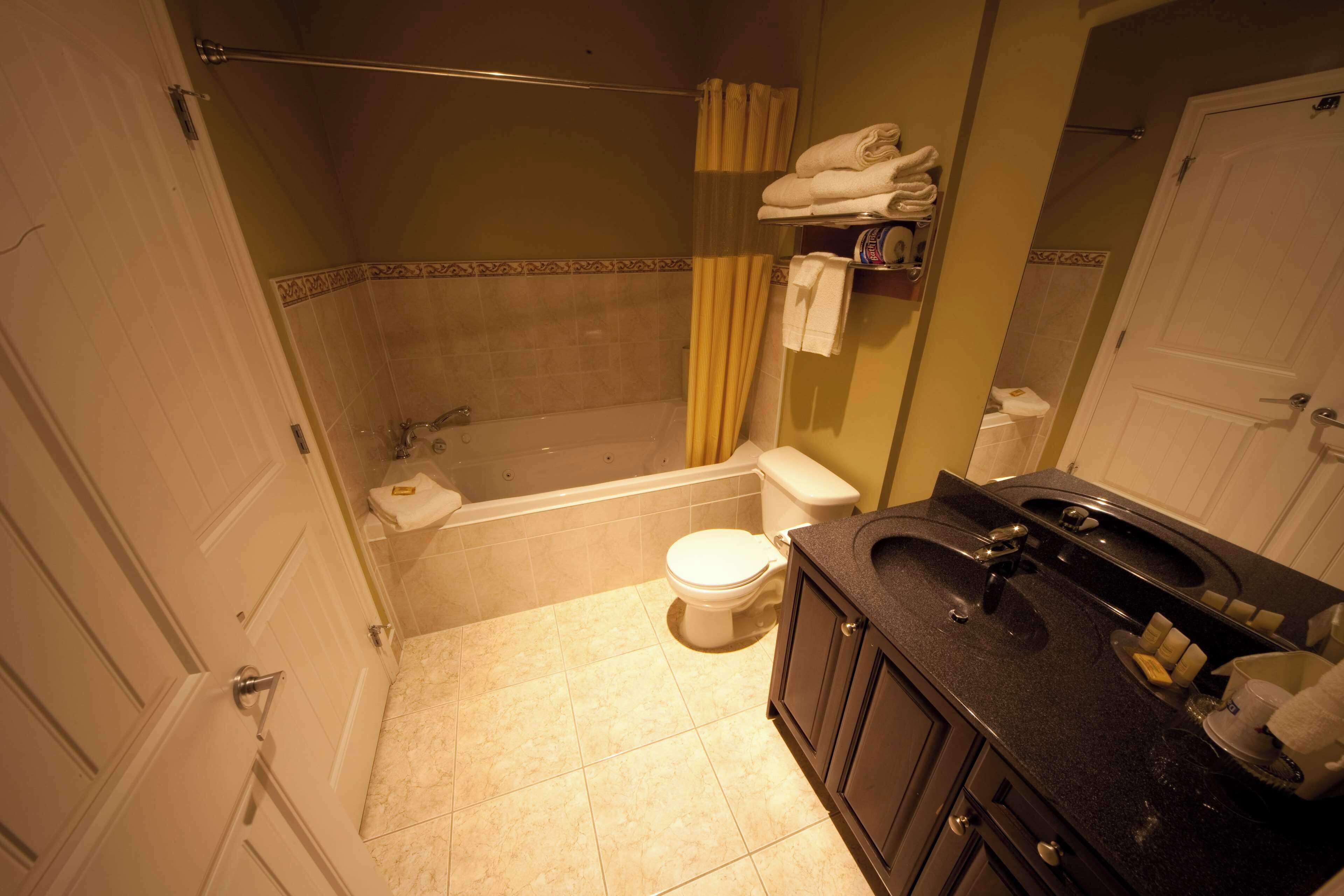 Un baño con bañera, inodoro y lavamanos.
