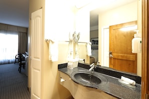 Bañera con ducha, artículos de tocador gratuitos, secador de pelo