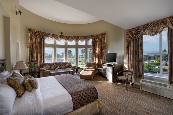 Suite, 1 King Bed | Pillowtop beds, desk, iron/ironing board, cribs (surcharge)