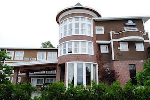 Exterior - Days Inn by Wyndham Surrey (Surrey)