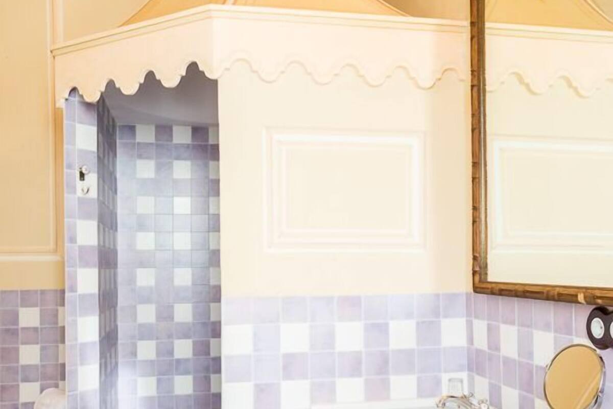 superior double room | bathroom | free toiletries, hair dryer, bidet, towels