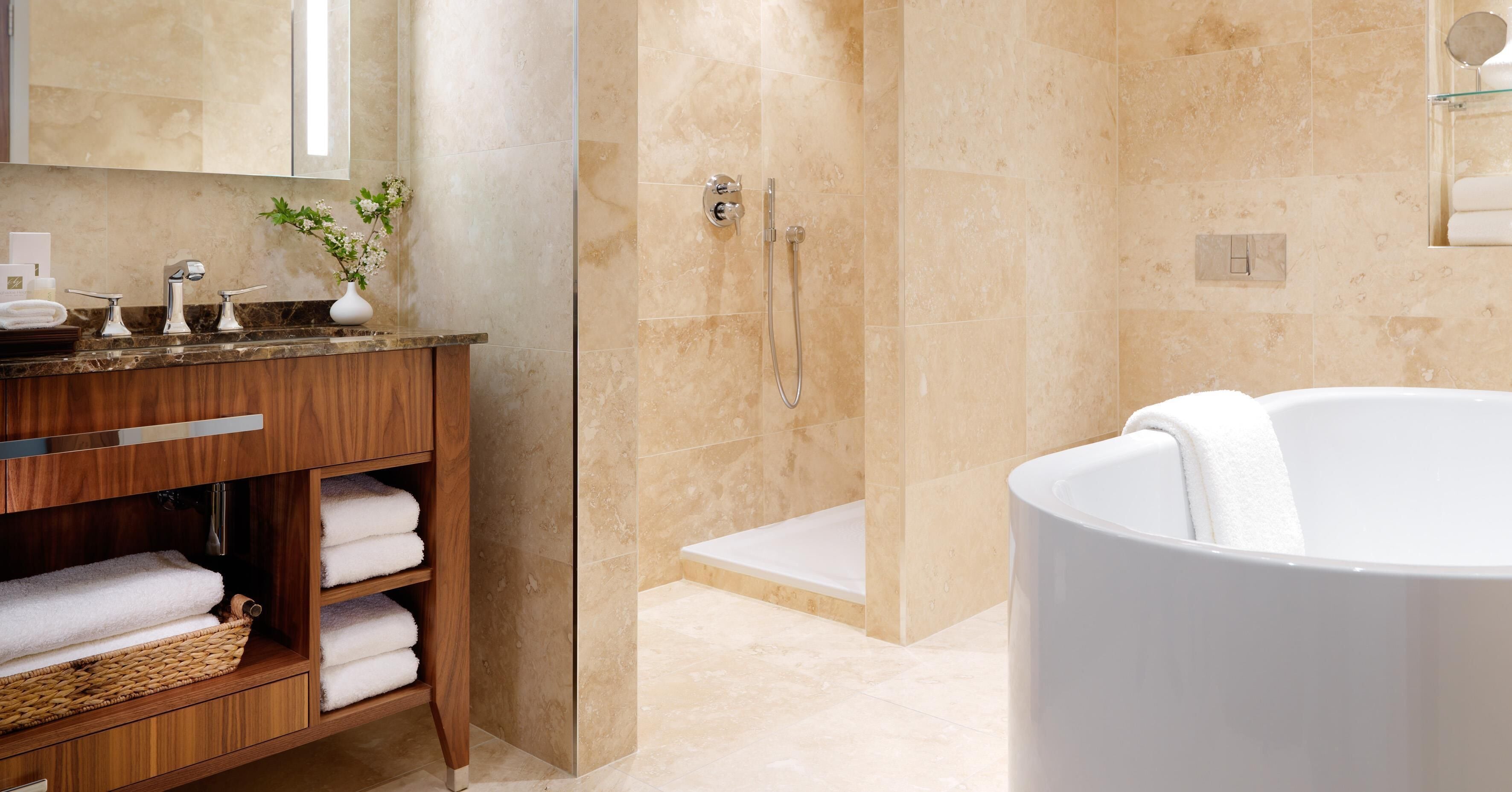 executive suite, 1 king bed, balcony, lake view | bathroom | rainfall showerhead, designer toiletries, hair dryer, bathrobes