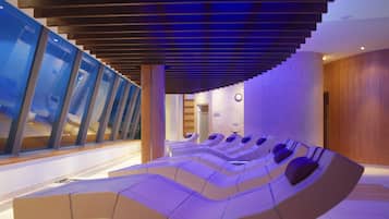 Een moderne spa met een bijzondere zithoek en een schuin dakontwerp.