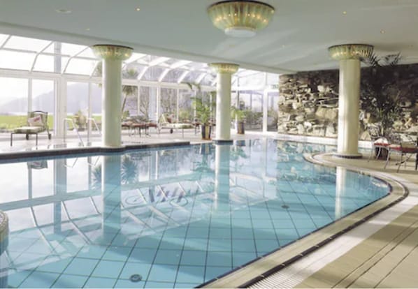 Indoor pool, pool loungers - Aghadoe Heights Hotel and Spa (Killarney)