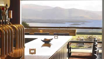 2 bars/lounges