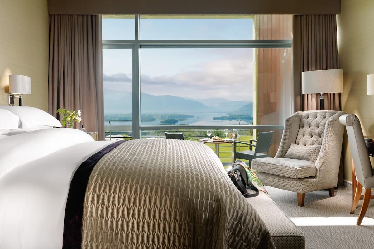 executive suite, 1 king bed, balcony, lake view | 1 bedroom, egyptian cotton sheets, hypo-allergenic bedding