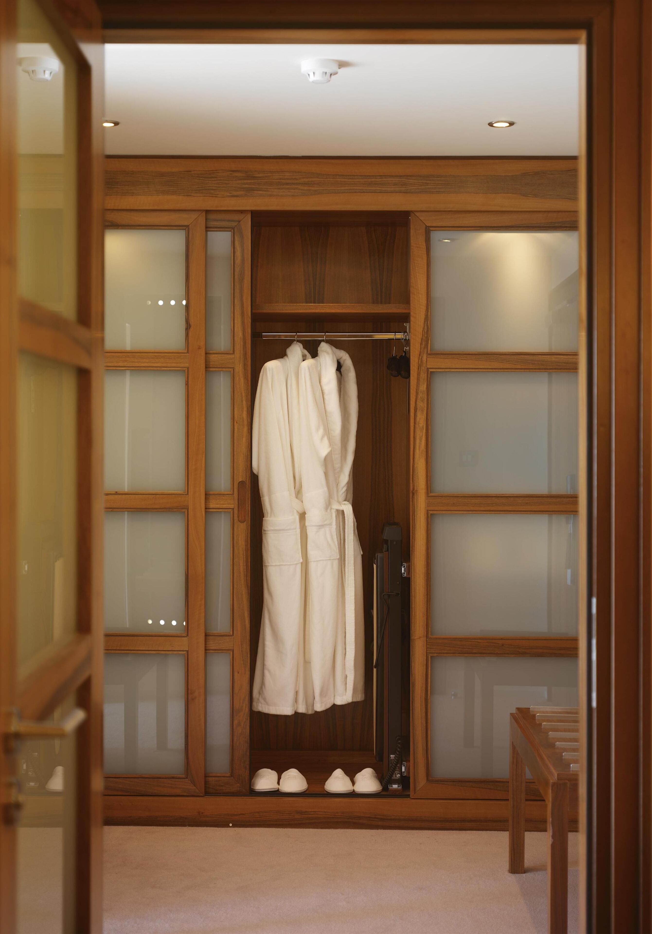 deluxe studio, 1 bedroom, bathtub, lake view | 1 bedroom, egyptian cotton sheets, hypo-allergenic bedding