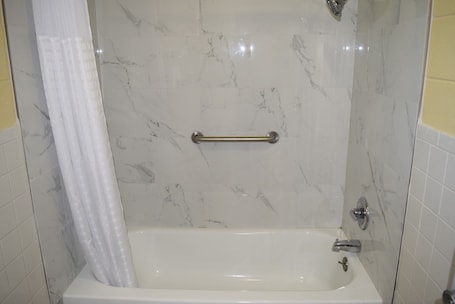 Habitación estándar, 2 camas Queen size | Baño | Amenidades de baño gratuitas, secadora de cabello, toallas . White Oaks Motel Pennsville/Carneys Point
