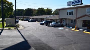 A motel with multiple parking spaces and a sign indicating the name 'White Oaks Motel'.