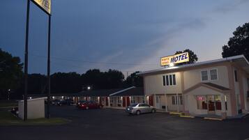 Um motel com uma placa que diz 'White Oaks Motel' e uma placa menor para 'White Oaks'.